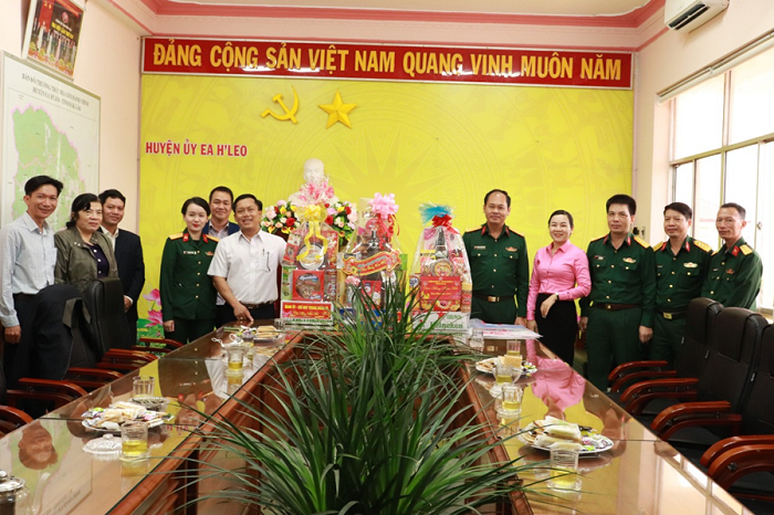 Đoàn công tác Trung đoàn 66 thăm, chúc tết Thường trực Huyện ủy nhân dịp Tết Nguyên đán Nhâm Dần 2022